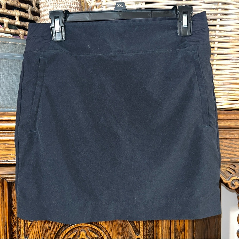 Athleta Black Pull-On Mini Skirt akort  with Waistband Detail